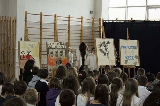 „Pamiętać – to nasz obowiązek” - uroczystości na cześć „Inki” patronki Gimnazjum nr 1 [03.03.2015] - zdjęcie #19 - eOstroleka.pl