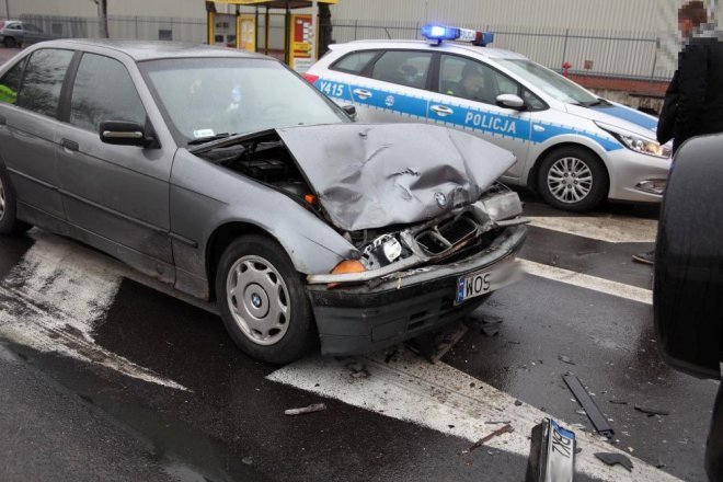 Ostrołęka: Wypadek na I AWP. Jedna osoba trafiła do szpitala [ZDJĘCIA] - zdjęcie #13 - eOstroleka.pl