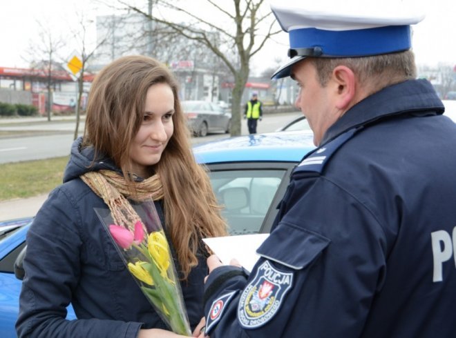 Kwiaty i kursy doszkalające z bezpiecznej jazdy na Dzień Kobiet [08.03.2015] - zdjęcie #1 - eOstroleka.pl