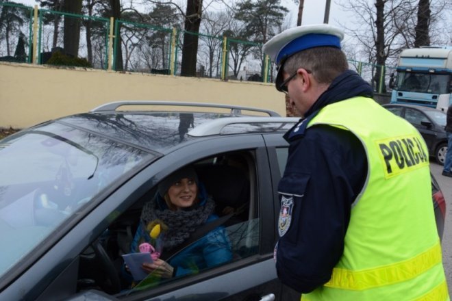 Kwiaty i kursy doszkalające z bezpiecznej jazdy na Dzień Kobiet [08.03.2015] - zdjęcie #6 - eOstroleka.pl