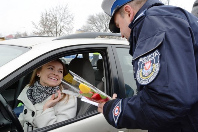 Kwiaty i kursy doszkalające z bezpiecznej jazdy na Dzień Kobiet [08.03.2015] - zdjęcie #7 - eOstroleka.pl