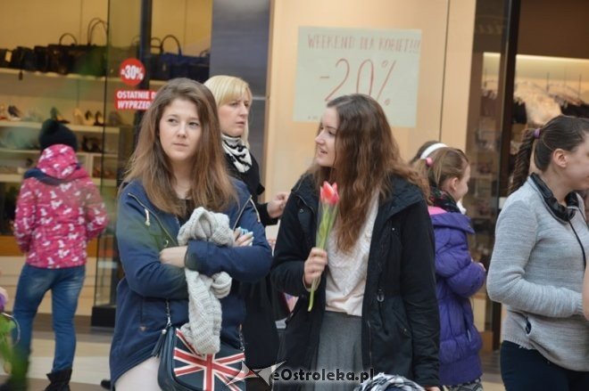 Dzień Kobiet w Galerii Bursztynowej [08.03.2015] - zdjęcie #47 - eOstroleka.pl