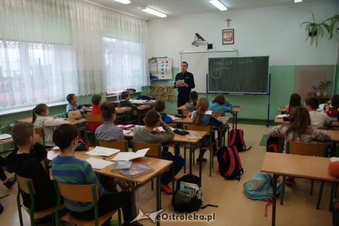 O bezpieczeństwie z uczniami Szkoły Podstawowej w Olszewo-Borkach [12.03.2015] - zdjęcie #2 - eOstroleka.pl