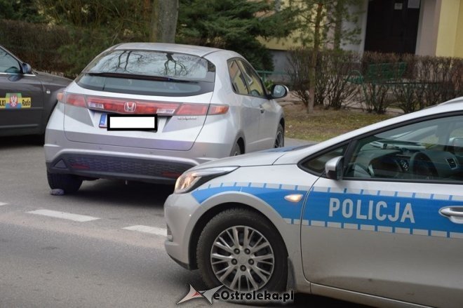 Honda blokowała ruch przy ul. Konopnickiej [13.03.2015] - zdjęcie #1 - eOstroleka.pl