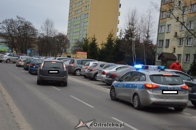 Honda blokowała ruch przy ul. Konopnickiej [13.03.2015] - zdjęcie #3 - eOstroleka.pl