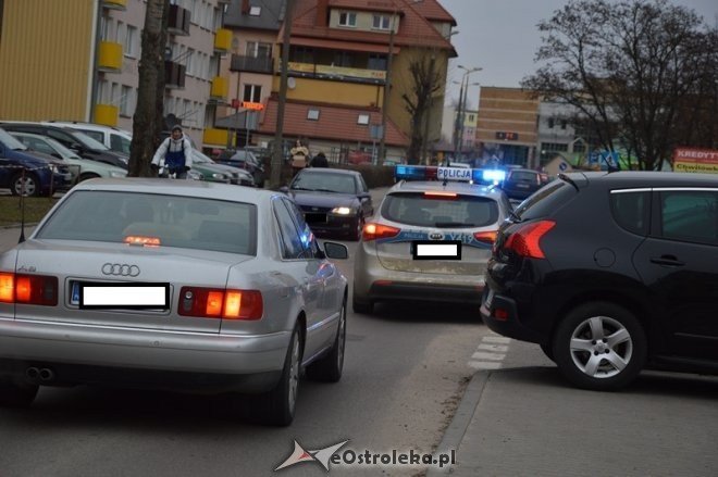 Honda blokowała ruch przy ul. Konopnickiej [13.03.2015] - zdjęcie #4 - eOstroleka.pl