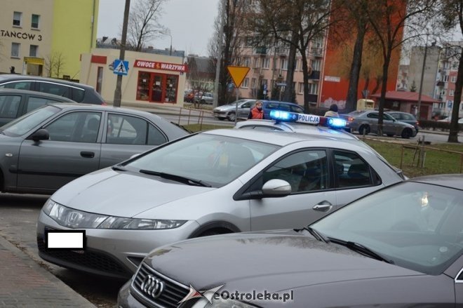 Honda blokowała ruch przy ul. Konopnickiej [13.03.2015] - zdjęcie #5 - eOstroleka.pl