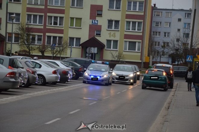 Honda blokowała ruch przy ul. Konopnickiej [13.03.2015] - zdjęcie #6 - eOstroleka.pl