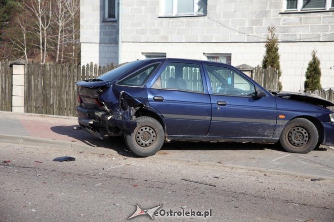 Ostrołęka: Wypadek na Padlewskiego. Dwie osoby trafiły do szpitala [16.03.2015] - zdjęcie #1 - eOstroleka.pl