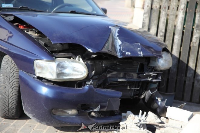 Ostrołęka: Wypadek na Padlewskiego. Dwie osoby trafiły do szpitala [16.03.2015] - zdjęcie #13 - eOstroleka.pl
