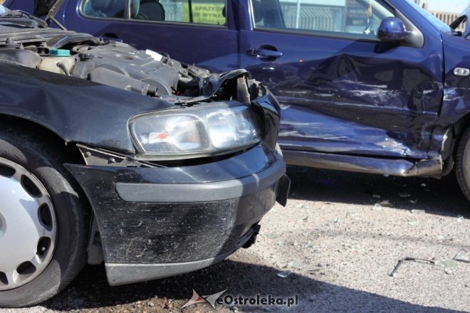 Ostrołęka: Zderzenie vw i volvo na skrzyżowaniu Ławskiej z Graniczną [22.03.2015] - zdjęcie #7 - eOstroleka.pl