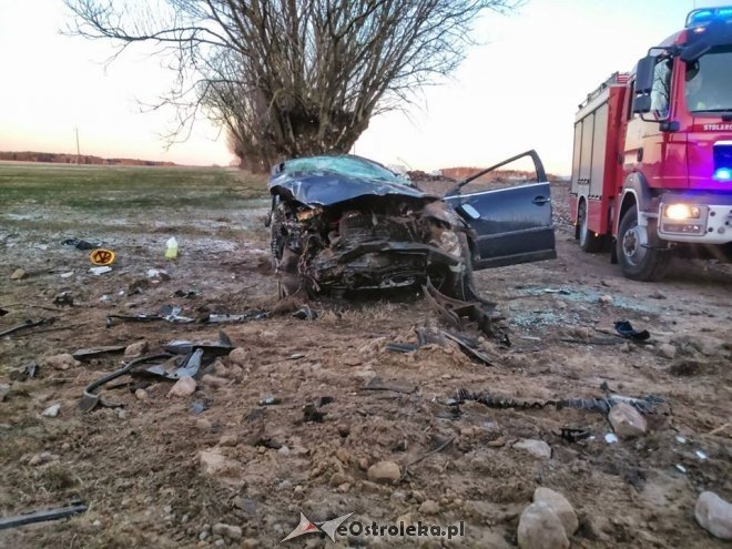 Wypadek w Tyszkach-Nadborach: Kierowca vw passata walczy o życie w szpitalu [ZDJĘCIA] - zdjęcie #7 - eOstroleka.pl