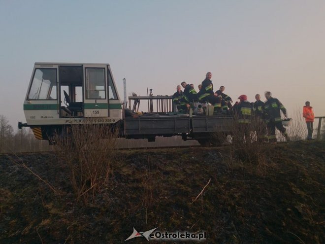 Kleczkowo: Pożar traw wzdłuż torów kolejowych. W akcji gaśniczej użyte zostały samoloty strażackie [25.03.2015] - zdjęcie #7 - eOstroleka.pl
