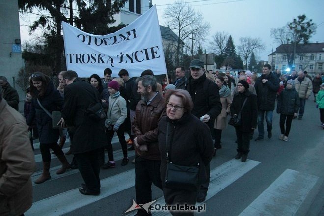 Marsz dla Życia i Rodziny 2015: Setki mieszkańców na ulicach Ostrołęki [ZDJĘCIA] - zdjęcie #50 - eOstroleka.pl