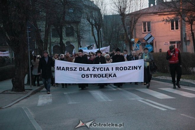 Marsz dla Życia i Rodziny 2015: Setki mieszkańców na ulicach Ostrołęki [ZDJĘCIA] - zdjęcie #70 - eOstroleka.pl