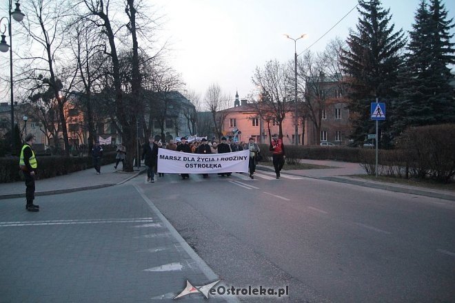 Marsz dla Życia i Rodziny 2015: Setki mieszkańców na ulicach Ostrołęki [ZDJĘCIA] - zdjęcie #73 - eOstroleka.pl