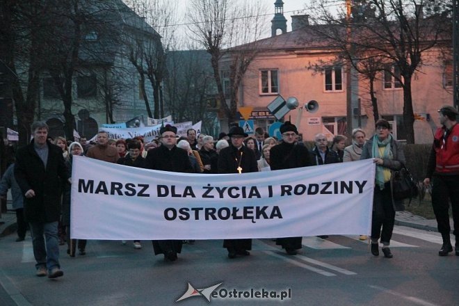 Marsz dla Życia i Rodziny 2015: Setki mieszkańców na ulicach Ostrołęki [ZDJĘCIA] - zdjęcie #31 - eOstroleka.pl