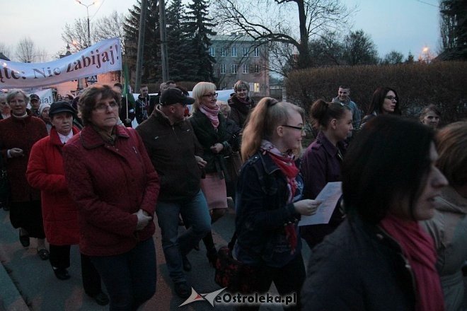 Marsz dla Życia i Rodziny 2015: Setki mieszkańców na ulicach Ostrołęki [ZDJĘCIA] - zdjęcie #71 - eOstroleka.pl
