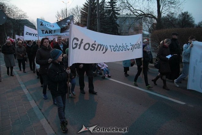 Marsz dla Życia i Rodziny 2015: Setki mieszkańców na ulicach Ostrołęki [ZDJĘCIA] - zdjęcie #87 - eOstroleka.pl