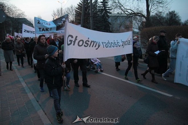 Marsz dla Życia i Rodziny 2015: Setki mieszkańców na ulicach Ostrołęki [ZDJĘCIA] - zdjęcie #21 - eOstroleka.pl