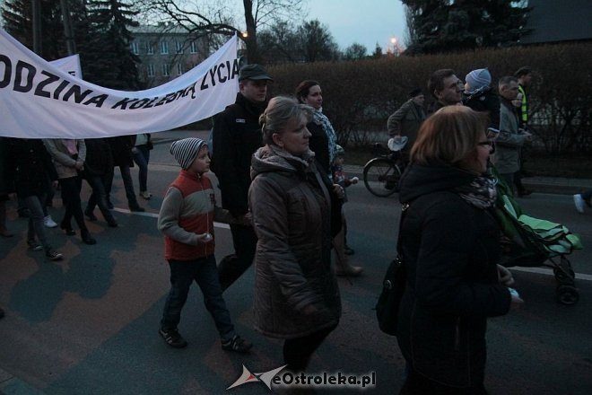 Marsz dla Życia i Rodziny 2015: Setki mieszkańców na ulicach Ostrołęki [ZDJĘCIA] - zdjęcie #105 - eOstroleka.pl