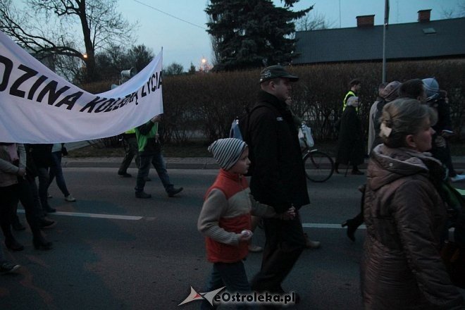 Marsz dla Życia i Rodziny 2015: Setki mieszkańców na ulicach Ostrołęki [ZDJĘCIA] - zdjęcie #3 - eOstroleka.pl