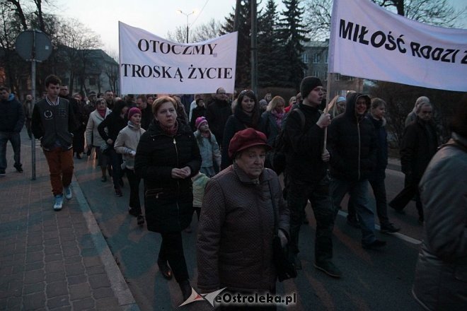 Marsz dla Życia i Rodziny 2015: Setki mieszkańców na ulicach Ostrołęki [ZDJĘCIA] - zdjęcie #33 - eOstroleka.pl