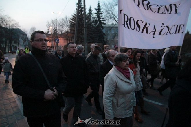 Marsz dla Życia i Rodziny 2015: Setki mieszkańców na ulicach Ostrołęki [ZDJĘCIA] - zdjęcie #24 - eOstroleka.pl