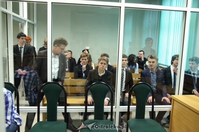 Ostrołęka: Uczniowie II SLO stanęli przed sądem oskarżeni o handel narkotykami [28.03.2015] - zdjęcie #4 - eOstroleka.pl