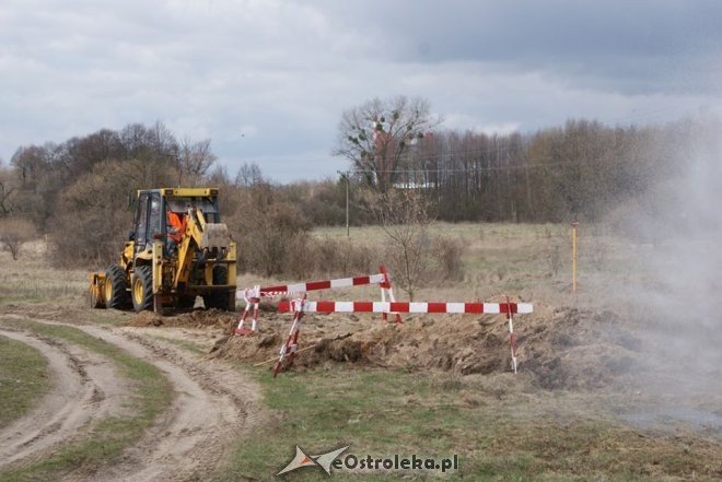 Strażacy z Ostrołęki opanowali wyciek z uszkodzonego gazociągu [03.04.2015] - zdjęcie #2 - eOstroleka.pl