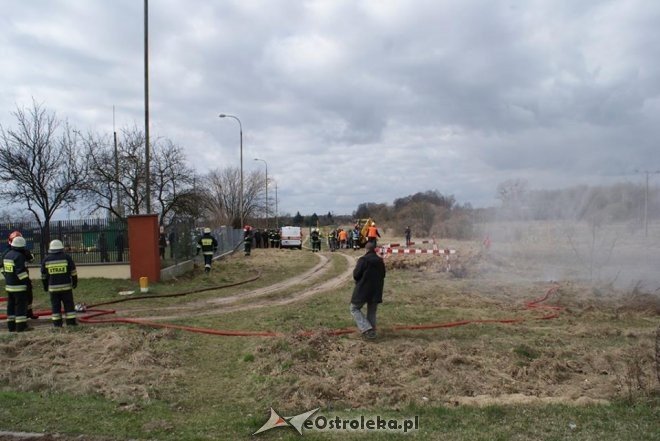 Strażacy z Ostrołęki opanowali wyciek z uszkodzonego gazociągu [03.04.2015] - zdjęcie #3 - eOstroleka.pl