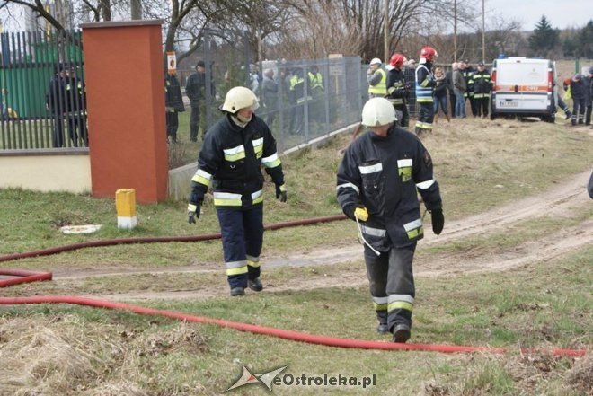 Strażacy z Ostrołęki opanowali wyciek z uszkodzonego gazociągu [03.04.2015] - zdjęcie #4 - eOstroleka.pl