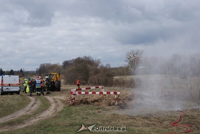 Strażacy z Ostrołęki opanowali wyciek z uszkodzonego gazociągu [03.04.2015] - zdjęcie #5 - eOstroleka.pl