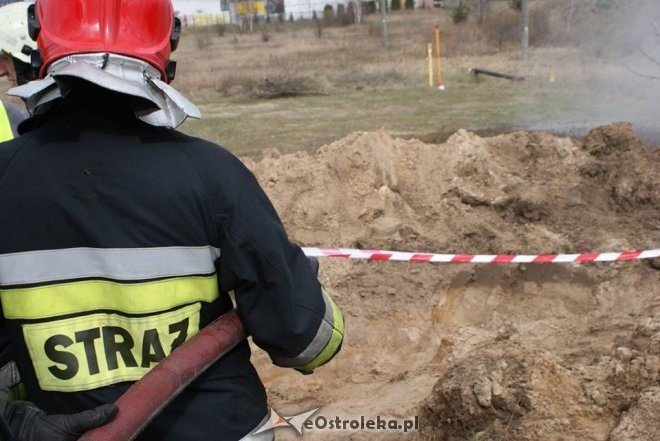 Strażacy z Ostrołęki opanowali wyciek z uszkodzonego gazociągu [03.04.2015] - zdjęcie #6 - eOstroleka.pl
