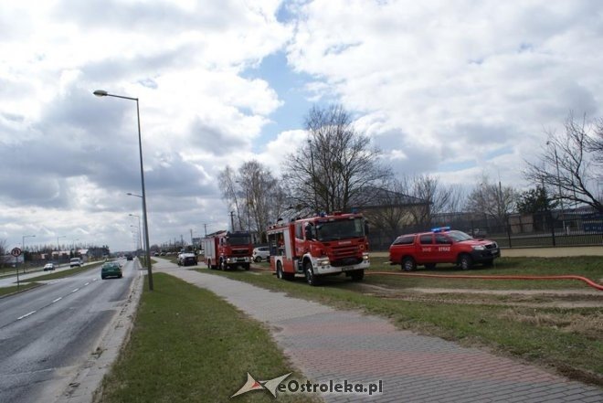 Strażacy z Ostrołęki opanowali wyciek z uszkodzonego gazociągu [03.04.2015] - zdjęcie #7 - eOstroleka.pl