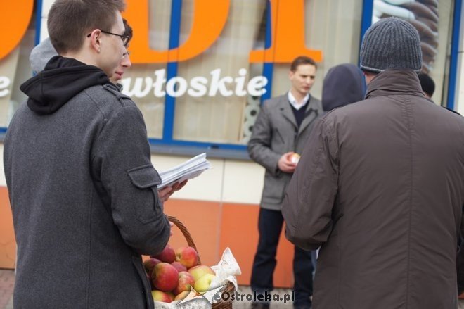 Kupuj polskie produkty - akcja Młodzieży Wszechpolskiej [03.04.2015] - zdjęcie #1 - eOstroleka.pl