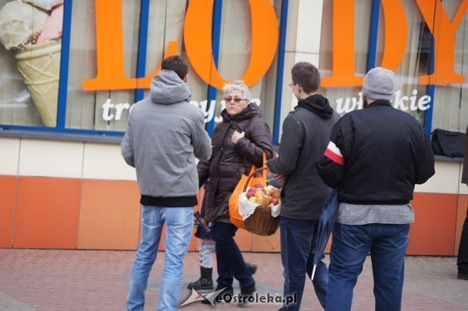 Kupuj polskie produkty - akcja Młodzieży Wszechpolskiej [03.04.2015] - zdjęcie #11 - eOstroleka.pl