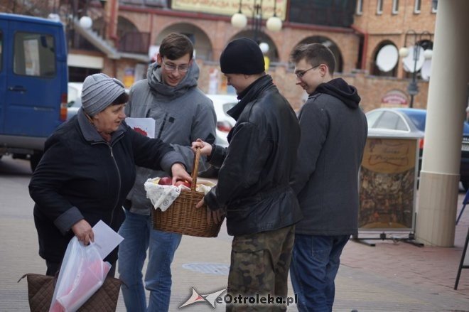 Kupuj polskie produkty - akcja Młodzieży Wszechpolskiej [03.04.2015] - zdjęcie #1 - eOstroleka.pl