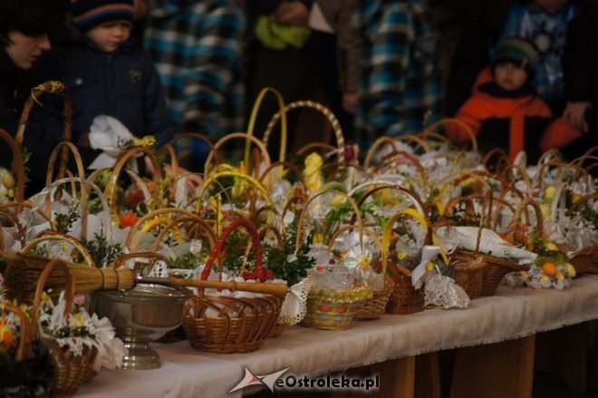 Święcenie pokarmów w Wielką Sobotę [04.04.2015] - zdjęcie #8 - eOstroleka.pl