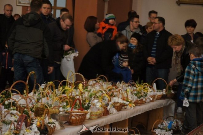 Święcenie pokarmów w Wielką Sobotę [04.04.2015] - zdjęcie #9 - eOstroleka.pl