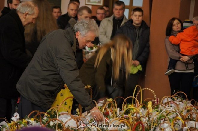 Święcenie pokarmów w Wielką Sobotę [04.04.2015] - zdjęcie #10 - eOstroleka.pl