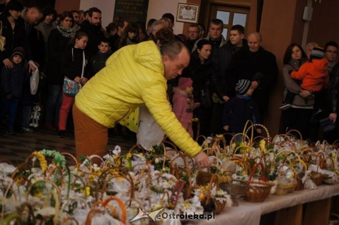 Święcenie pokarmów w Wielką Sobotę [04.04.2015] - zdjęcie #11 - eOstroleka.pl