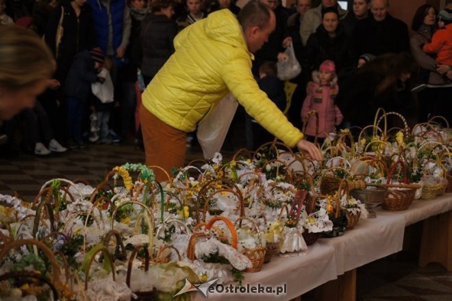 Święcenie pokarmów w Wielką Sobotę [04.04.2015] - zdjęcie #12 - eOstroleka.pl