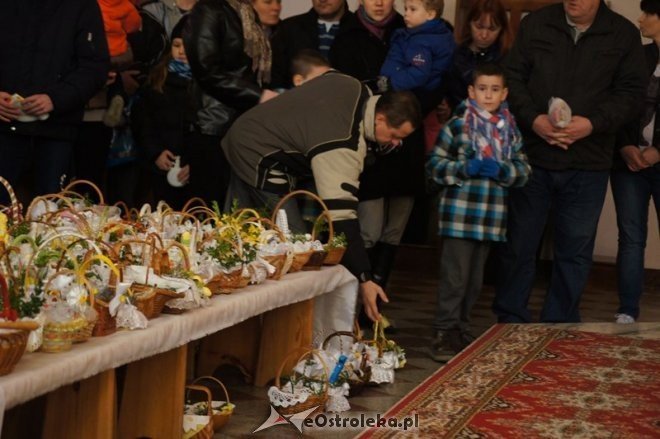 Święcenie pokarmów w Wielką Sobotę [04.04.2015] - zdjęcie #13 - eOstroleka.pl