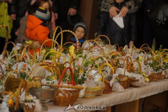 Święcenie pokarmów w Wielką Sobotę [04.04.2015] - zdjęcie #17 - eOstroleka.pl