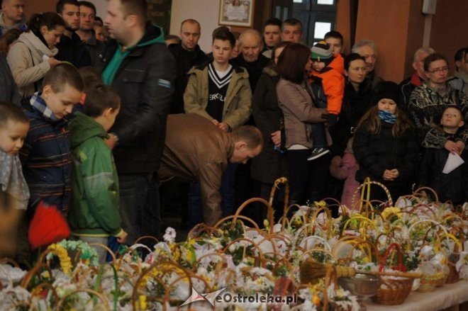 Święcenie pokarmów w Wielką Sobotę [04.04.2015] - zdjęcie #18 - eOstroleka.pl