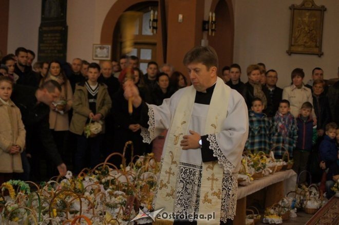 Święcenie pokarmów w Wielką Sobotę [04.04.2015] - zdjęcie #26 - eOstroleka.pl