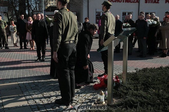 Ostrołęka: Miejskie obchody 5. rocznicy katastrofy smoleńskiej [10.04.2015] - zdjęcie #37 - eOstroleka.pl