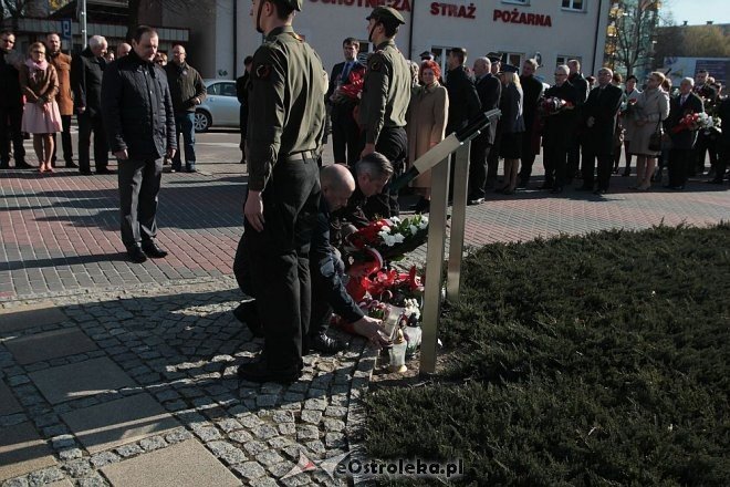 Ostrołęka: Miejskie obchody 5. rocznicy katastrofy smoleńskiej [10.04.2015] - zdjęcie #27 - eOstroleka.pl