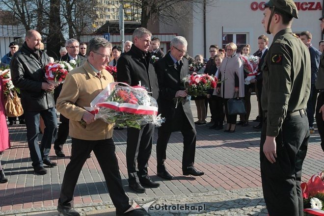 Ostrołęka: Miejskie obchody 5. rocznicy katastrofy smoleńskiej [10.04.2015] - zdjęcie #36 - eOstroleka.pl